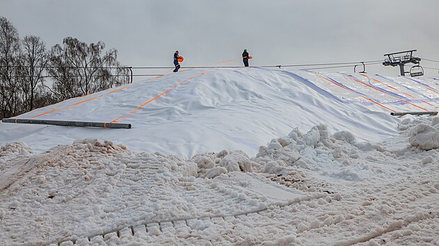 V Ly�a�sk�m are�lu Mlad� Buky uchov�vaj� sn�h p�es l�to. (26. b�ezna 2026)