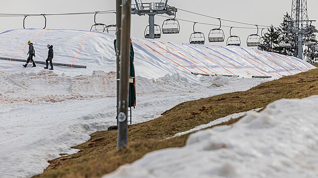 V Ly�a�sk�m are�lu Mlad� Buky uchov�vaj� sn�h p�es l�to. (26. b�ezna 2026)