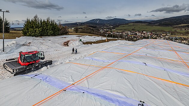 V Ly�a�sk�m are�lu Mlad� Buky uchov�vaj� sn�h p�es l�to. (26. b�ezna 2026)