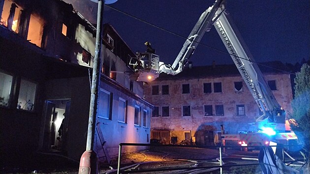 Po��r rodinn�ho domu v Nov� Roli na Karlovarsku. (9. dubna 2026)