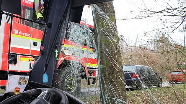 �idi� autobusu na P�erovsku vyjel ze silnice a narazil do stromu. Po nehod� nad�chal t�m�� t�i promile.