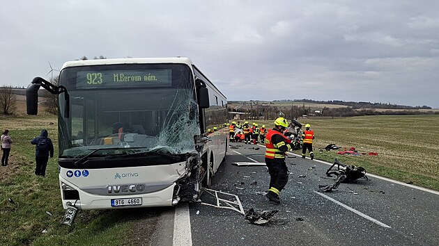 Po sr�ce osobn�ho vozu s autobusem u Horn� Lod�nice na Olomoucku z�stala �idi�ka auta zakl�n�n� uvnit�. Hasi�i museli pou��t dv� sady hydraulick�ch n�stroj�. (2. dubna 2026)