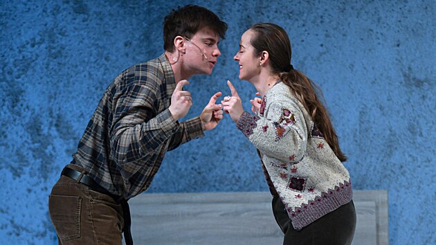 Inscenace Bo�iny za b�ehem re�is�ra Miroslava Krobota a dramaturga Lubom�ra Sm�kala �e�� pal�iv� ot�zky dne�n� doby. Autorsk� dvojice je za�ifrovala do metafor, symbol� a situac� odkazuj�c�ch na �ivot pol�rn�ka Jana Eskymo Welzla.