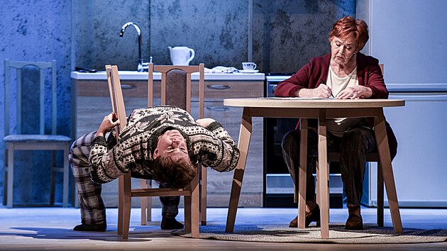 Inscenace Bo�iny za b�ehem re�is�ra Miroslava Krobota a dramaturga Lubom�ra Sm�kala �e�� pal�iv� ot�zky dne�n� doby. Autorsk� dvojice je za�ifrovala do metafor, symbol� a situac� odkazuj�c�ch na �ivot pol�rn�ka Jana Eskymo Welzla.