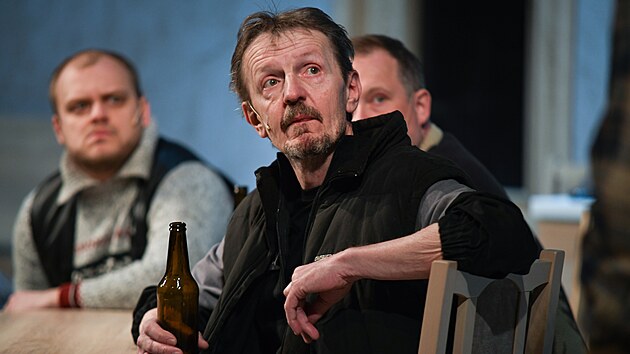 Inscenace Bo�iny za b�ehem re�is�ra Miroslava Krobota a dramaturga Lubom�ra Sm�kala �e�� pal�iv� ot�zky dne�n� doby. Autorsk� dvojice je za�ifrovala do metafor, symbol� a situac� odkazuj�c�ch na �ivot pol�rn�ka Jana Eskymo Welzla.