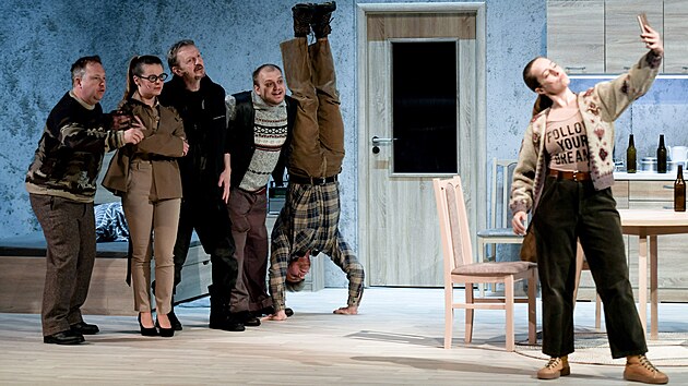 Inscenace Bo�iny za b�ehem re�is�ra Miroslava Krobota a dramaturga Lubom�ra Sm�kala �e�� pal�iv� ot�zky dne�n� doby. Autorsk� dvojice je za�ifrovala do metafor, symbol� a situac� odkazuj�c�ch na �ivot pol�rn�ka Jana Eskymo Welzla.