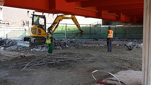 Stavba Mezi���sk� n�plavky b�� podle pl�nu. Projekt �e�� tak� podobu nov� m�stsk� tr�nice. Stavebn� pr�ce maj� b�t hotovy v pr�b�hu z��� 2026. (duben 2026)