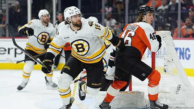 Pavel Zacha (18) z Boston Bruins v z�pase s Philadelphia Flyers, vedle n�j stoj� Trevor Zegras (46).
