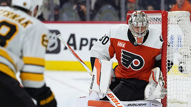 Dan Vlada� (80) v br�n� Philadelphia Flyers b�hem z�pasu s Boston Bruins