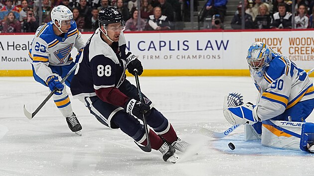 Martin Ne�as z Colorado Avalanche p�ed br�nou  St. Louis Blues