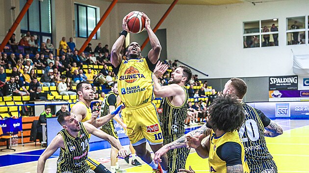 Nick Johnson z �st� nad Labem zakon�uje na opavsk� ko�.