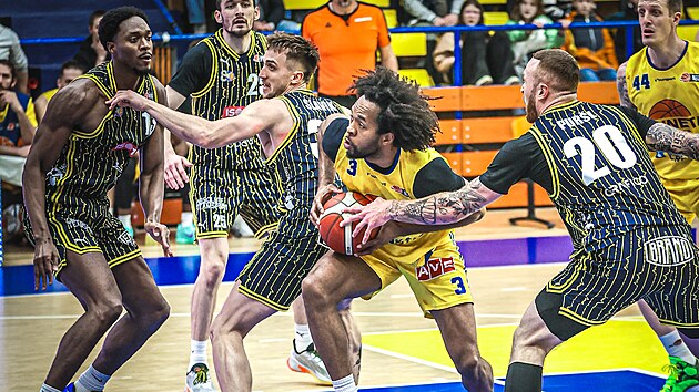 Kimani Lawrence z �st� se dere k opavsk�mu ko�i.