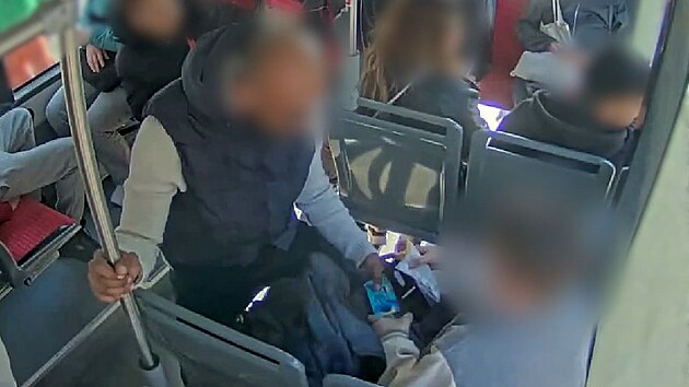 Recidivista vytrhl školákovi v tramvaji mobil, daleko s ním neutekl. Zasáhli svědci