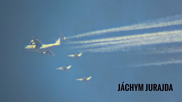 Nejsp� tankov�n� za letu cvi�il letoun Airbus A400M Atlas n�meck�ch vzdu�n�ch sil a t�i n�meck� letouny Eurofighter Typhoon. Sn�mek je z okol� T�ni�t� nad Orlic�. (1. dubna 2026)