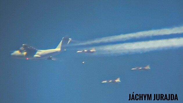 K letounu Airbus A400M Atlas n�meck�ch vzdu�n�ch sil se pozd�ji p�idaly t�i gripeny z pardubick�ho leti�t�, �lo patrn� o v�cvik tankov�n�. Sn�mek je z okol� T�ni�t� nad Orlic�. (1. dubna 2026)