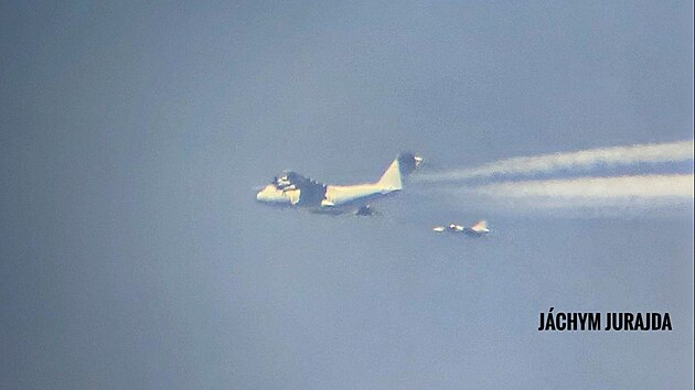 K letounu Airbus A400M Atlas n�meck�ch vzdu�n�ch sil se pozd�ji p�idaly t�i gripeny z pardubick�ho leti�t�, �lo patrn� o v�cvik tankov�n�. Sn�mek je z okol� T�ni�t� nad Orlic�. (1. dubna 2026)