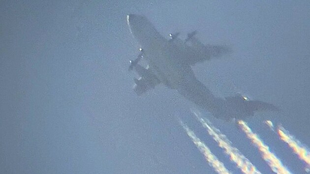 K letounu Airbus A400M Atlas n�meck�ch vzdu�n�ch sil se pozd�ji p�idaly t�i gripeny z pardubick�ho leti�t�, �lo patrn� o v�cvik tankov�n�. Sn�mek je z okol� T�ni�t� nad Orlic�. (1. dubna 2026)