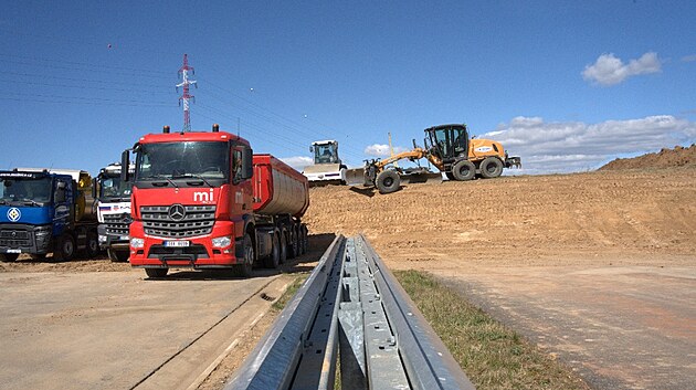 V Ho�enic�ch na N�chodsku �editelstv� silnic a d�lnic ofici�ln� odstartovalo stavbu posledn�ho �seku D11 Jarom�� - Trutnov. (8. dubna 2026)