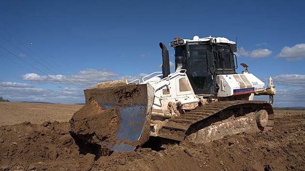 V Ho�enic�ch na N�chodsku �editelstv� silnic a d�lnic ofici�ln� odstartovalo stavbu posledn�ho �seku D11 Jarom�� - Trutnov. (8. dubna 2026)