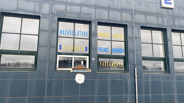 Na budov�, kterou d��ve vyu��vali celn�ci a policist�, ale byla tam tak� sm�n�rna �i kancel�� europoslance, jsou dodnes �iteln� n�pisy. (26. b�ezna 2026)