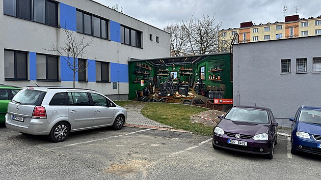 Trafostanice v Plzni v Poledn� ulici jako sv��e�sk� d�lna se skulpturou velk� ko�ky. (1. dubna 2026)