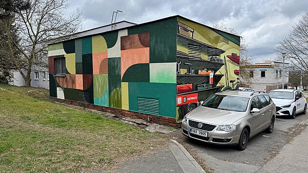 V Plze�sk�m kraji bude celkem 30 pomalovan�ch trafostanic. Tato stoj� v Plzni na Doubravce. (1. dubna 2026)