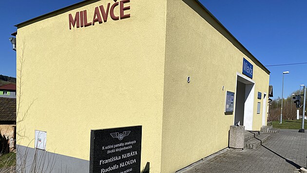 Tragick� sr�ka region�ln�ho osobn�ho vlaku se Z�padn�m expresem se stala v srpnu 2021.Ve zdemolovan�ch kabin�ch zem�eli oba strojvedouc�. P�ipom�n� je pam�tn� deska. (8. dubna 2026)