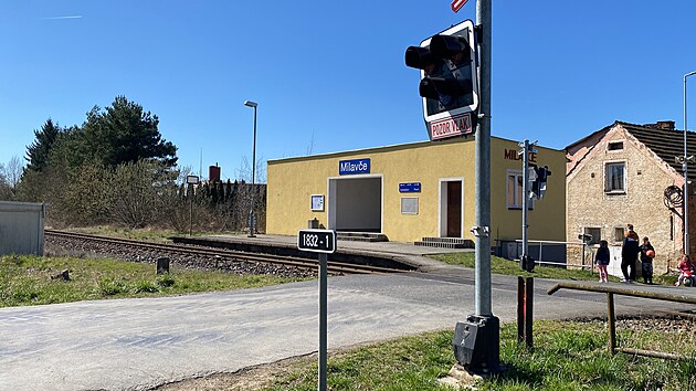 Tragick� sr�ka region�ln�ho osobn�ho vlaku se Z�padn�m expresem se stala v srpnu 2021.Ve zdemolovan�ch kabin�ch zem�eli oba strojvedouc�. P�ipom�n� je pam�tn� deska. (8. dubna 2026)