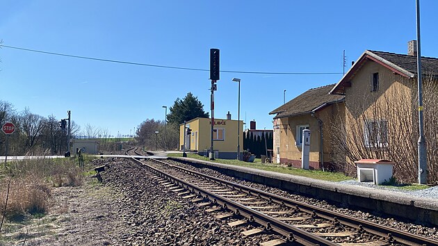 Tragick� sr�ka region�ln�ho osobn�ho vlaku se Z�padn�m expresem se stala v srpnu 2021.Ve zdemolovan�ch kabin�ch zem�eli oba strojvedouc�. P�ipom�n� je pam�tn� deska. (8. dubna 2026)