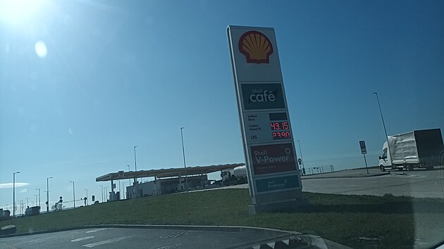 �erpac� stanice Shell na D35, Doln� Rove� prod�vala ve st�edu 8. dubna 2026 za stropov� ceny: natural za 43,15 K�/litr, naftu za 49,59.