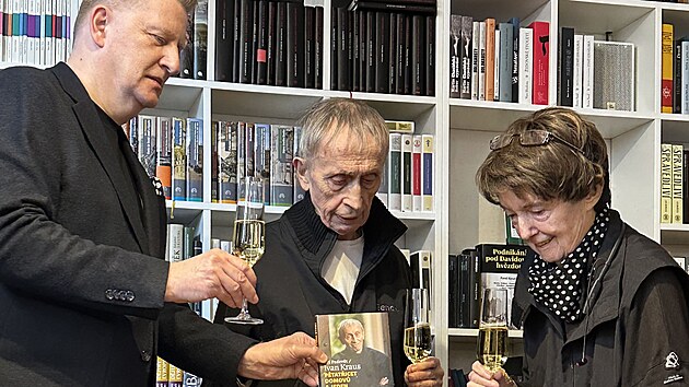 Ji�� Padev�t, Ivan Kraus a jeho man�elka Na�a na k�tu knihy P�tat�icet domov� a jeden psac� stroj (30. b�ezna 2026)