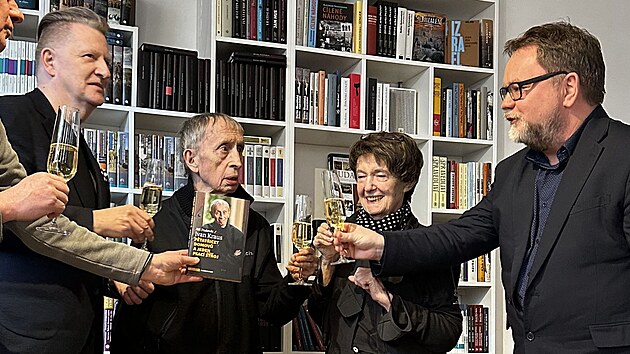 Ivan Kraus a jeho man�elka Na�a (uprost�ed) na k�tu knihy P�tat�icet domov� a jeden psac� stroj (30. b�ezna 2026)