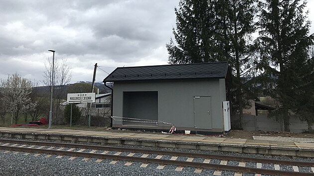 Nov� zast�vka Hradec-Nov� Ves t�sn� p�ed zprovozn�n�m trati Jesen�k - Mikulovice - Glucholazy. Pr�ce v okol� budou pokra�ovat do podzimu. (30. b�ezna 2026)