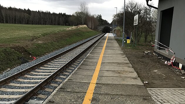 P�ed novou zast�vkou v obci Hradec-Nov� Ves z�stala i po oprav� polovina star�ho n�stupi�t� bez vodic�ho pruhu pro nevidom�. (30. b�ezna 2026)