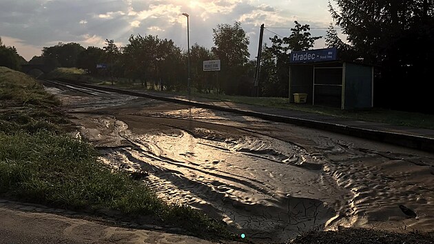 Vlakov� zast�vka v obci Hradec-Nov� Ves na Jesenicku po povodni 15. z��� 2024 je�t� se star�m p��st�e�kem.
