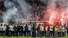 �e�tí fotbalisté d�kují fanou�k�m za podporu.