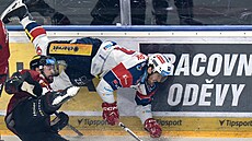 Podél mantinelu plachtí pardubický úto�ník Luká� Sedlák.