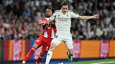 Alvaro Carreras (vpravo) z Realu a Michael Olise z Bayernu.