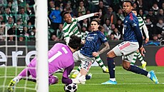 David Raya v brance Arsenalu chytá pokus Genyho Catama ze Sportingu.