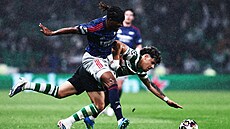 Noni Madueke z Arsenalu a Maximiliano Araújo ze Sportingu.