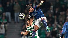 Noni Madueke (vpravo) z Arsenalu a Maximiliano Araújo ze Sportingu.