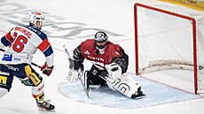 Ji�í Smejkal p�ekonává v nájezdech Jakuba Ková�e.