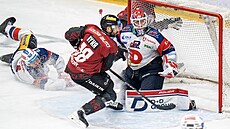 P�ed branká�em Romanem Willem se sna�í zakon�it Tomá� Hyka.