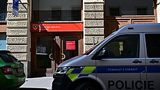 Policejní v�z p�ed budovou ú�adu m�stské �ásti Brno-st�ed, kde zasahuje policie...