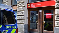 Policejní v�z p�ed budovou ú�adu m�stské �ásti Brno-st�ed, kde zasahuje policie...
