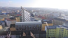 Svým výrazným tvarem a ostrou linií si u� vznikající �edesátimetrový bytový d�m...