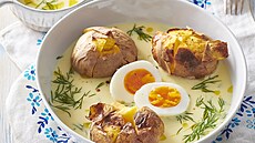 Vejce v ho��i�né omá�ce s koprem a pe�enými bramborami