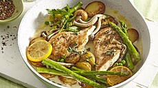 Pe�ené ku�e s bramborem a hrá�kem a ch�estem