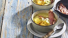 Bramborovo pórková polévka s chipsy a slaninou