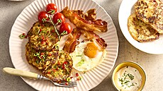 Irské pala�inky s vejcem, zakysanou smetanou, bylinkami a slaninou